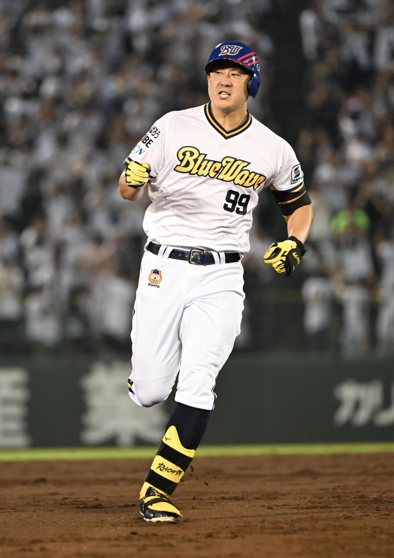 オリックス対ロッテ　2回裏オリックス無死、中越え本塁打を放ち三塁に向かう杉本（撮影・和賀正仁）