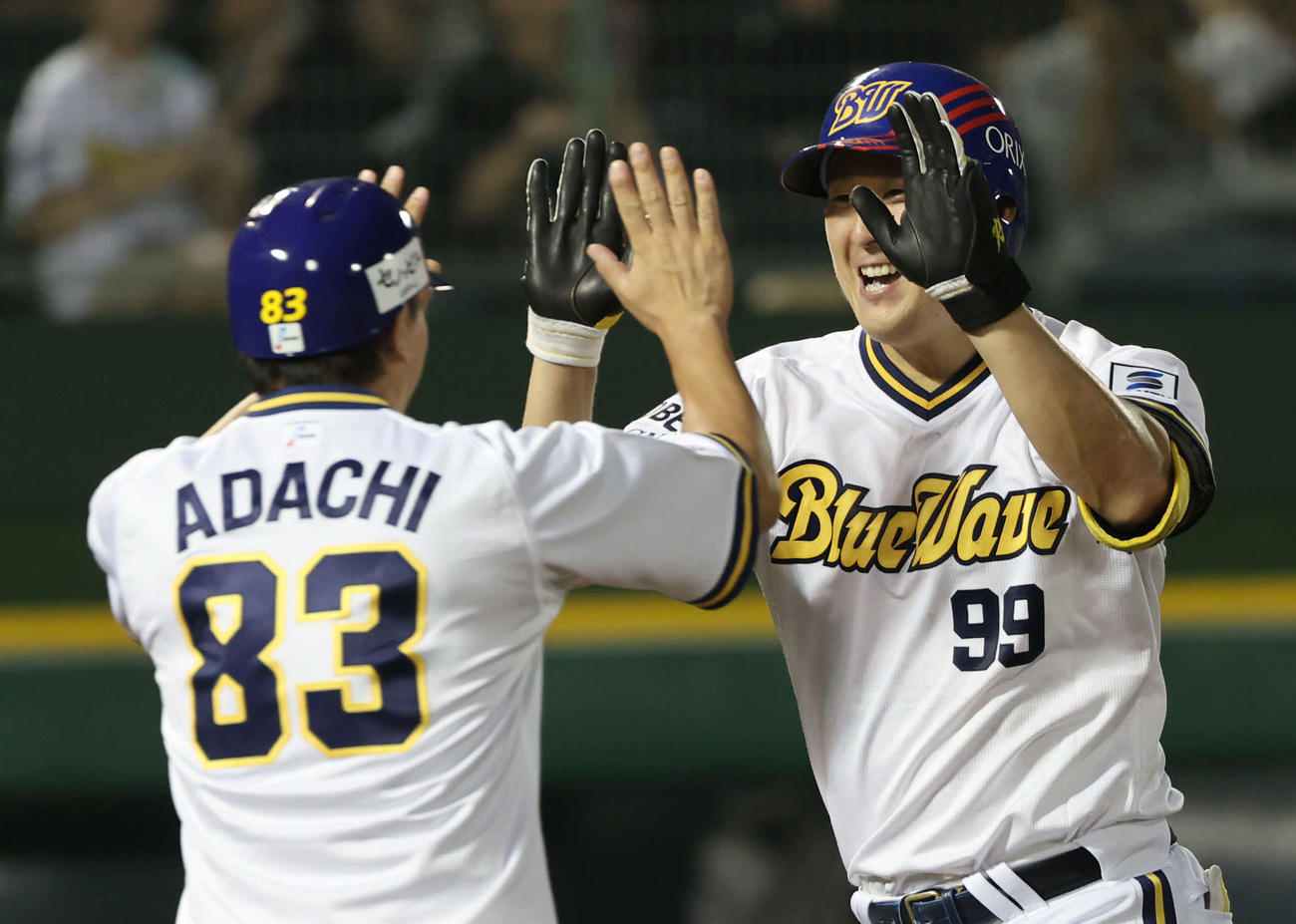 オリックス対ロッテ　2回裏オリックス無死、杉本は中越えに本塁打を放ち、笑顔で生還（撮影・西尾就之）