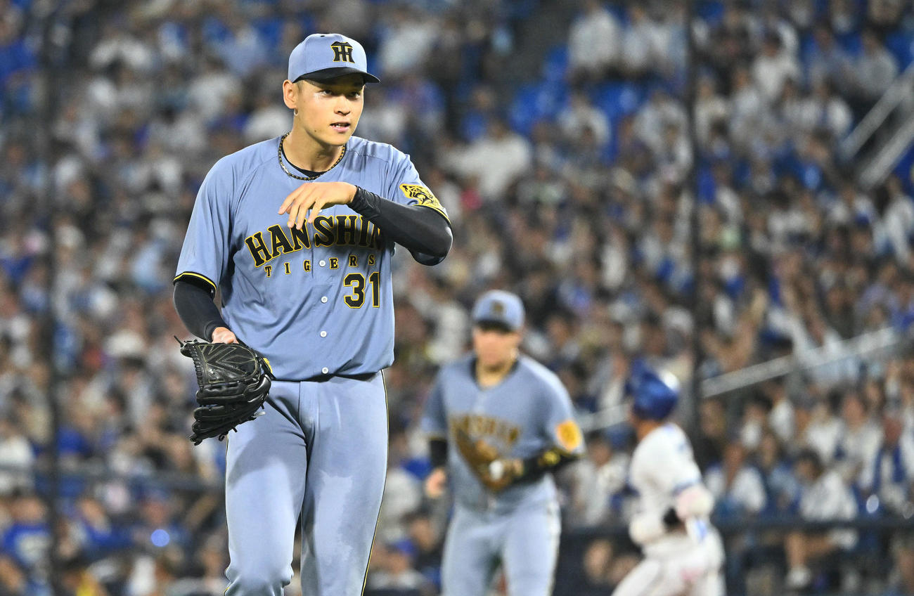 DeNA対阪神　3回裏DeNA2死一、二塁、桑原（後方）を右飛に打ち取り引き揚げる早川（撮影・滝沢徹郎）