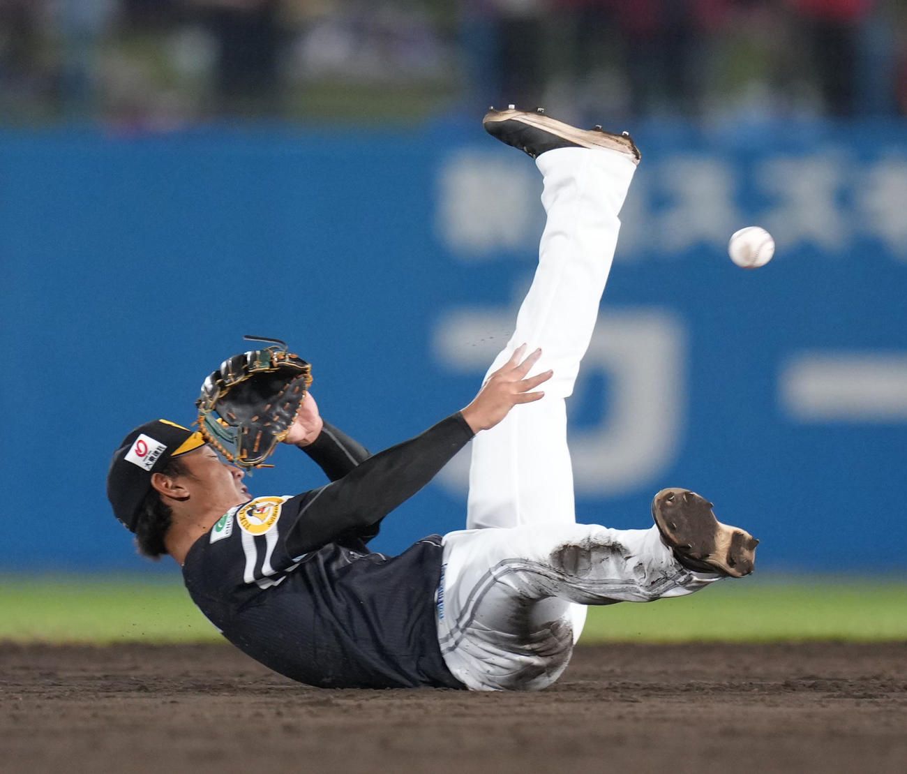 楽天対ソフトバンク　5回裏楽天1死一塁、辰己の打球を体勢を崩しながら二塁に送球し遊併殺打とした今宮（撮影・足立雅史）