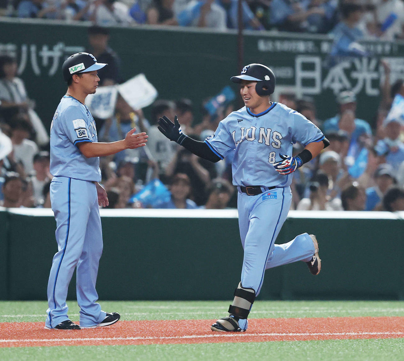 西武対日本ハム　3回裏西武1死二塁、左中間2点同点本塁打を放ちダイヤモンドを回る渡部聖（撮影・河田真司）