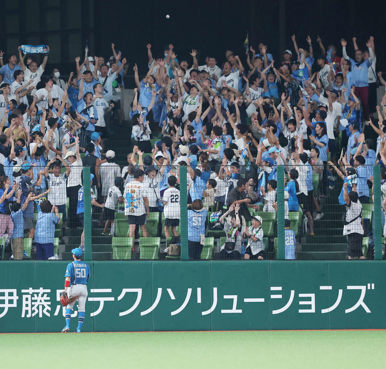 西武対日本ハム　3回裏西武1死二塁、左中間2点同点本塁打となる渡部聖の打球（撮影・河田真司）