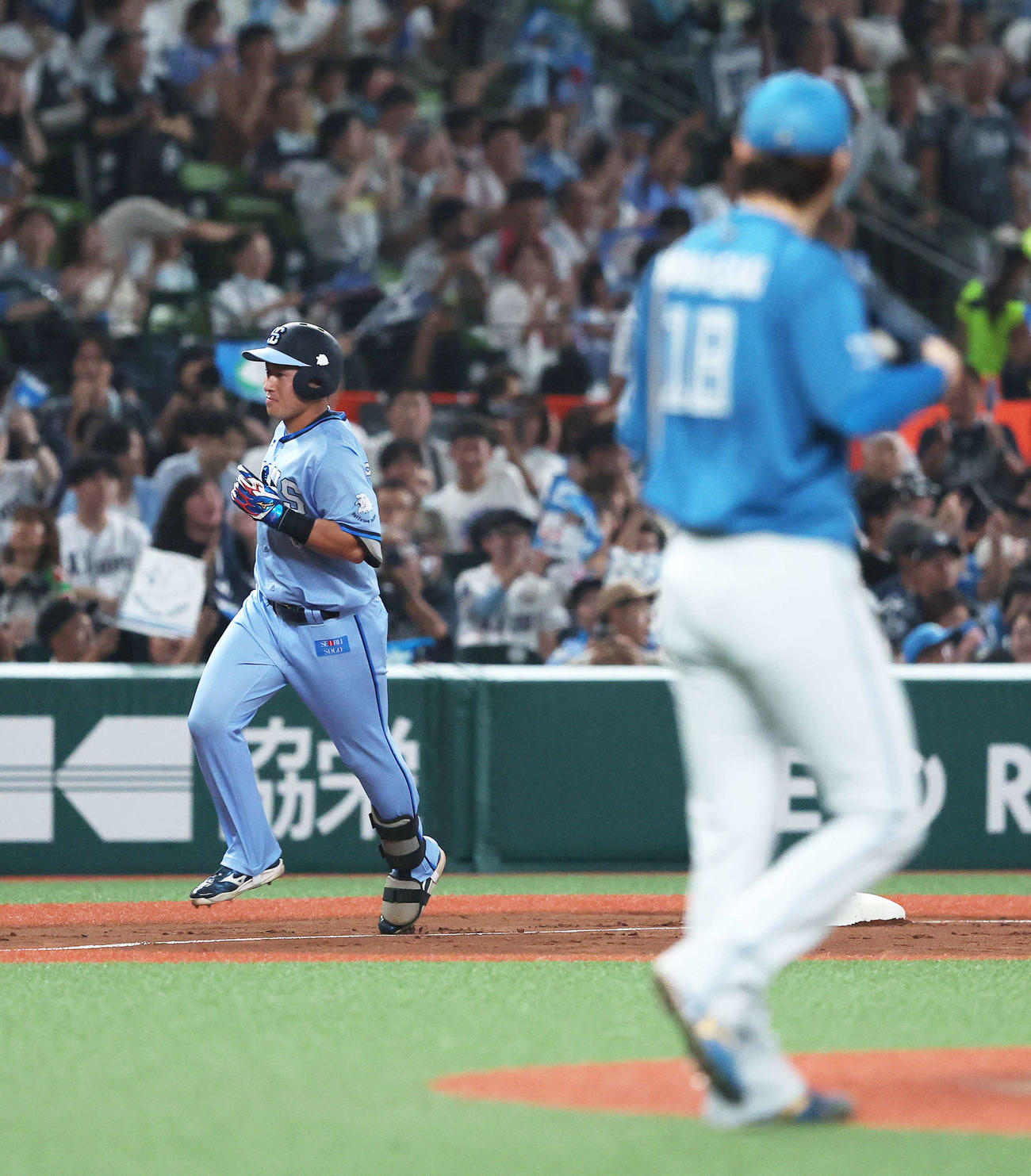 西武対日本ハム　3回裏西武1死二塁、左中間2点同点本塁打を放ちダイヤモンドを回る渡部聖。手前は山崎（撮影・河田真司）