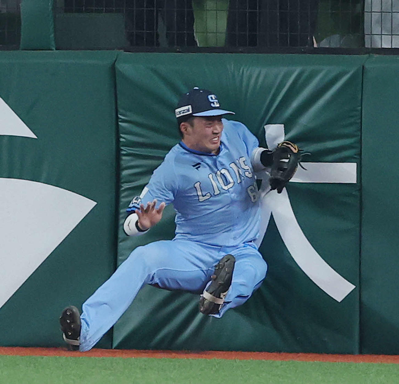 西武対日本ハム　5回表日本ハム2死、五十幡の打球を好捕する長谷川（撮影・河田真司）