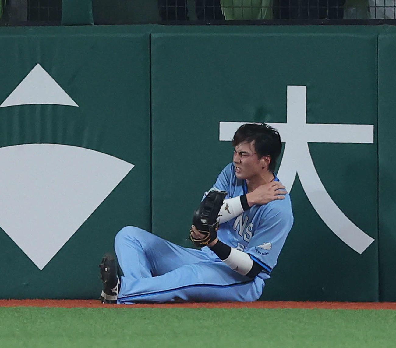 西武対日本ハム　5回表日本ハム2死、五十幡の打球を好捕し負傷する長谷川（撮影・河田真司）