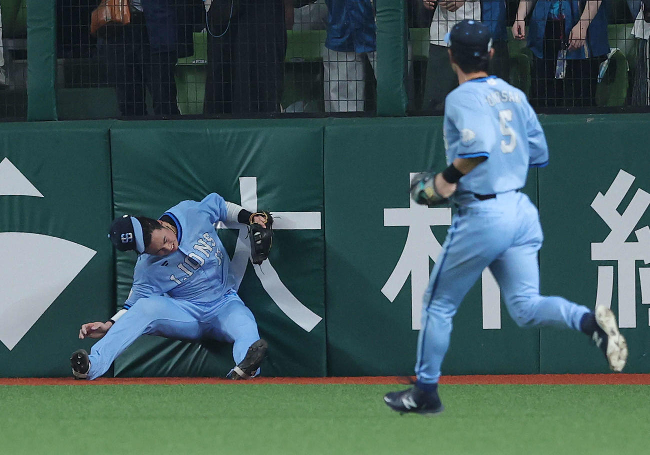 西武対日本ハム　5回表日本ハム2死、五十幡の打球を好捕する長谷川（撮影・河田真司）