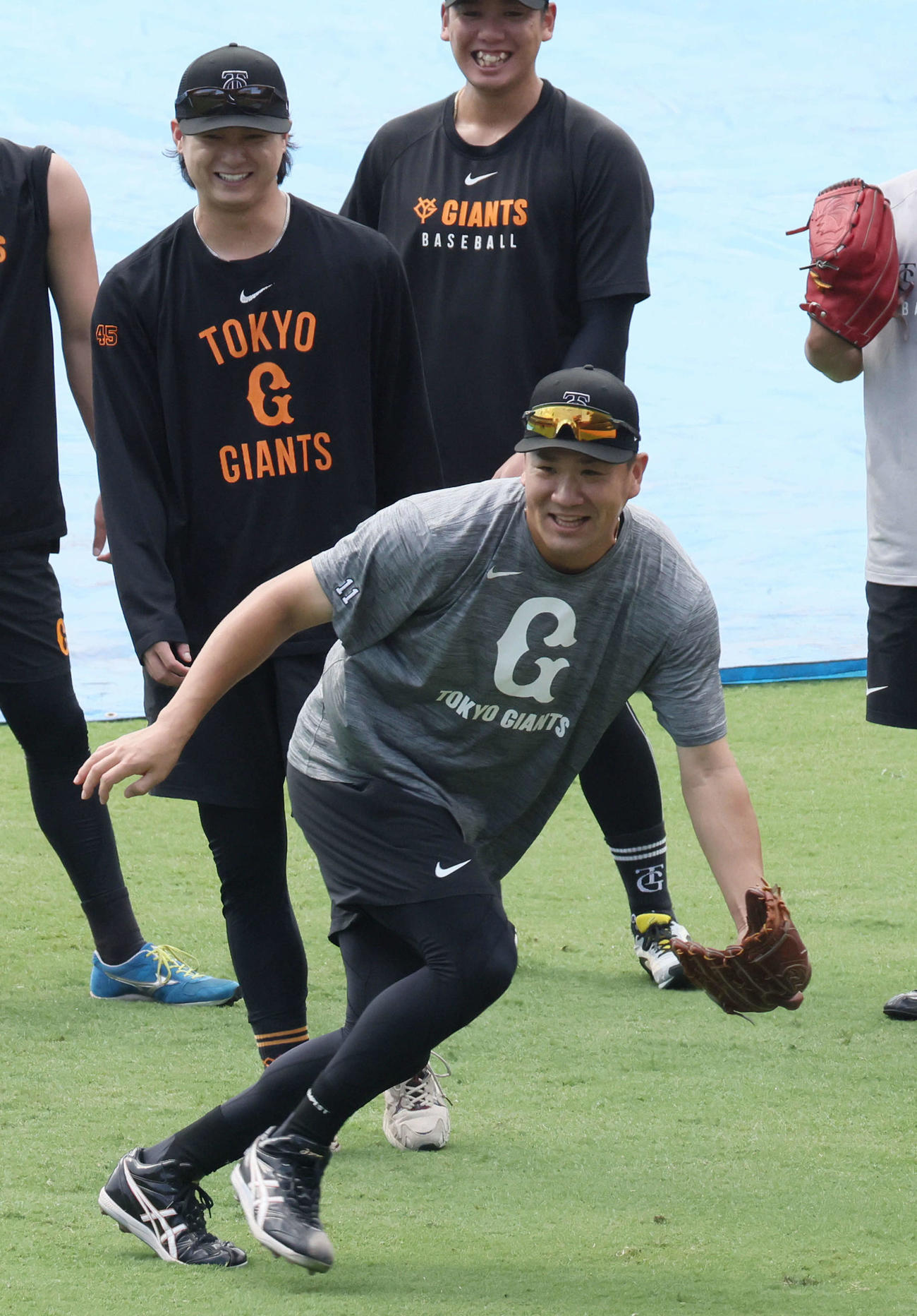 広島対巨人　試合前練習でノックを受ける田中将（撮影・加藤孝規）