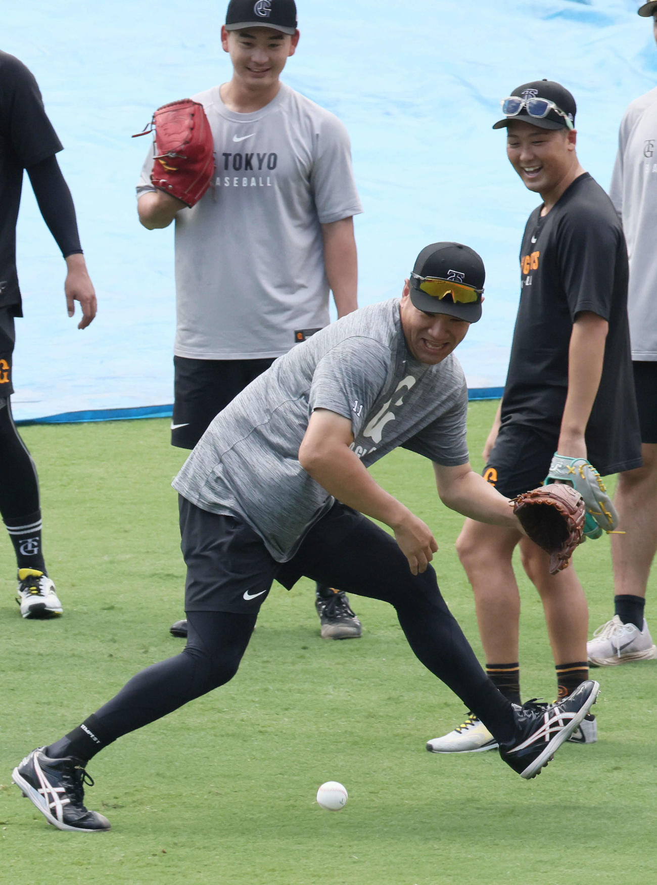 広島対巨人　試合前練習でノックを受ける田中将（撮影・加藤孝規）