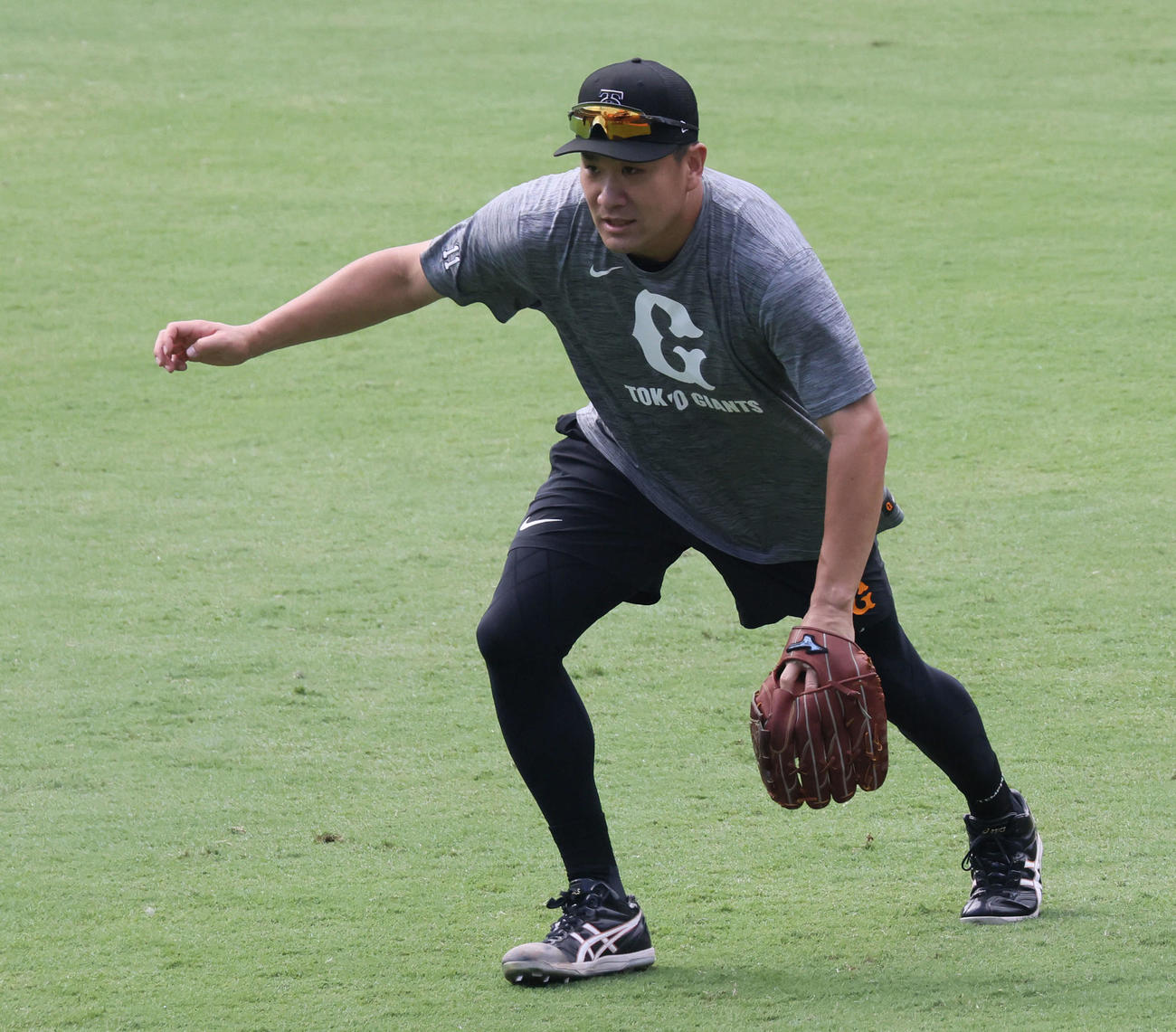 広島対巨人　試合前練習でノックを受ける田中将（撮影・加藤孝規）