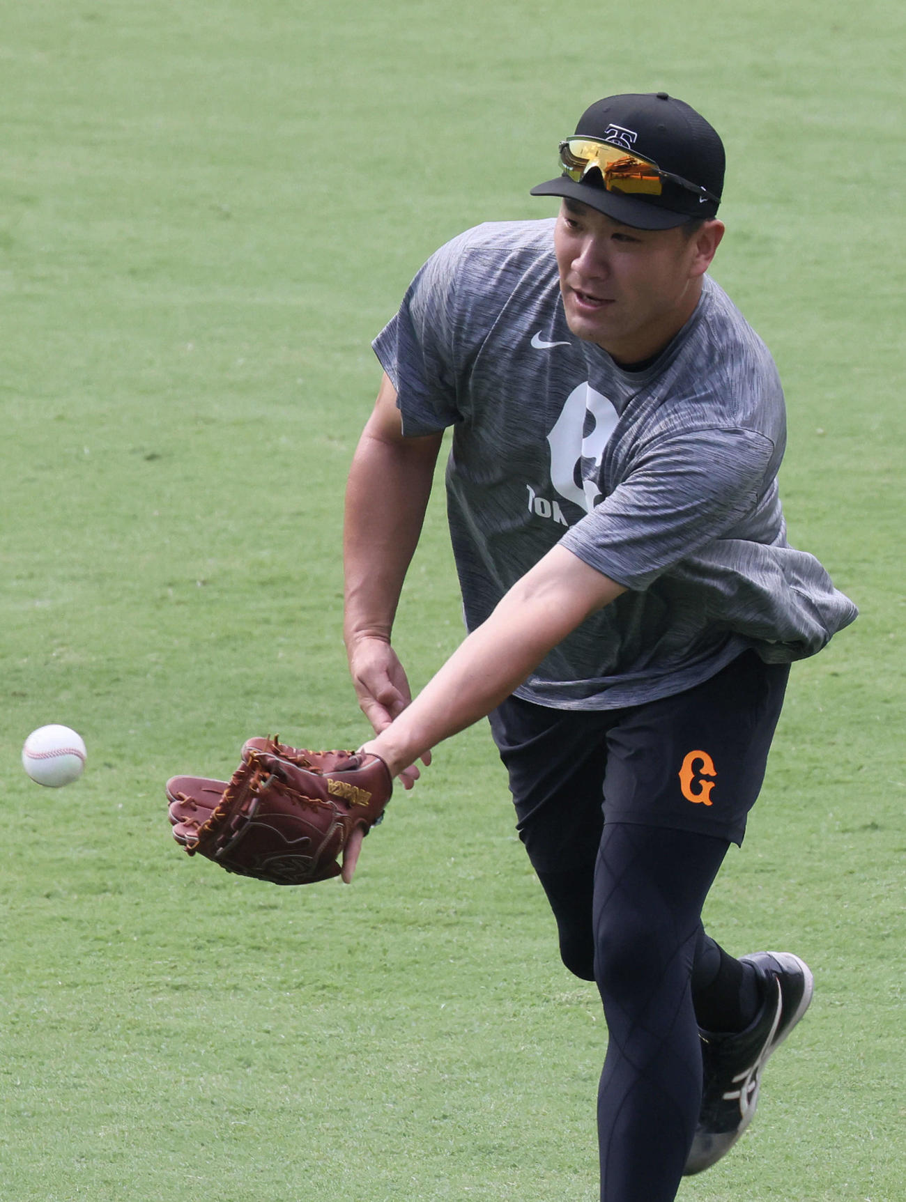 広島対巨人　試合前練習でノックを受ける田中将（撮影・加藤孝規）