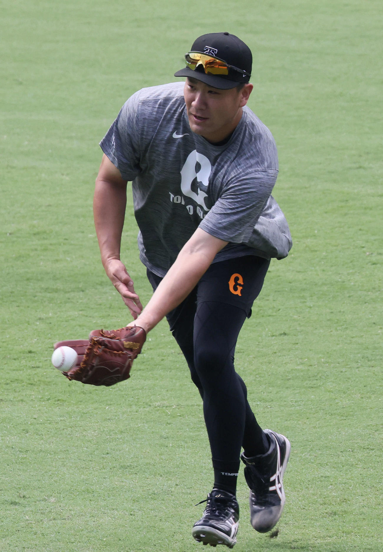 広島対巨人　試合前練習でノックを受ける田中将（撮影・加藤孝規）