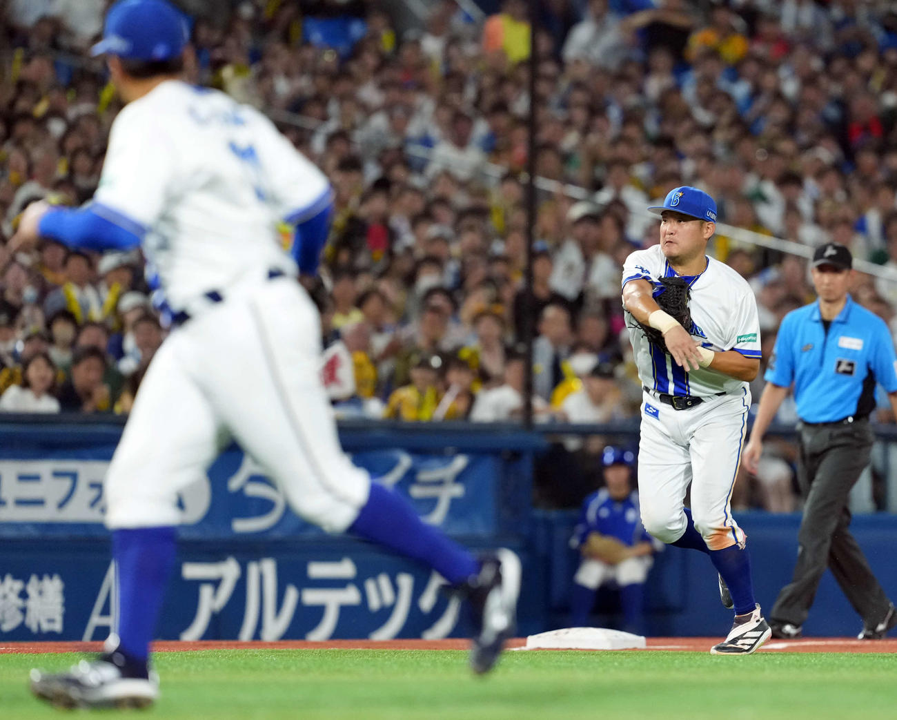 DeNA対阪神　7回表阪神1死三塁、代打栄枝の三ゴロを本塁へ送球し生還を阻止する筒香（撮影・たえ見朱実）