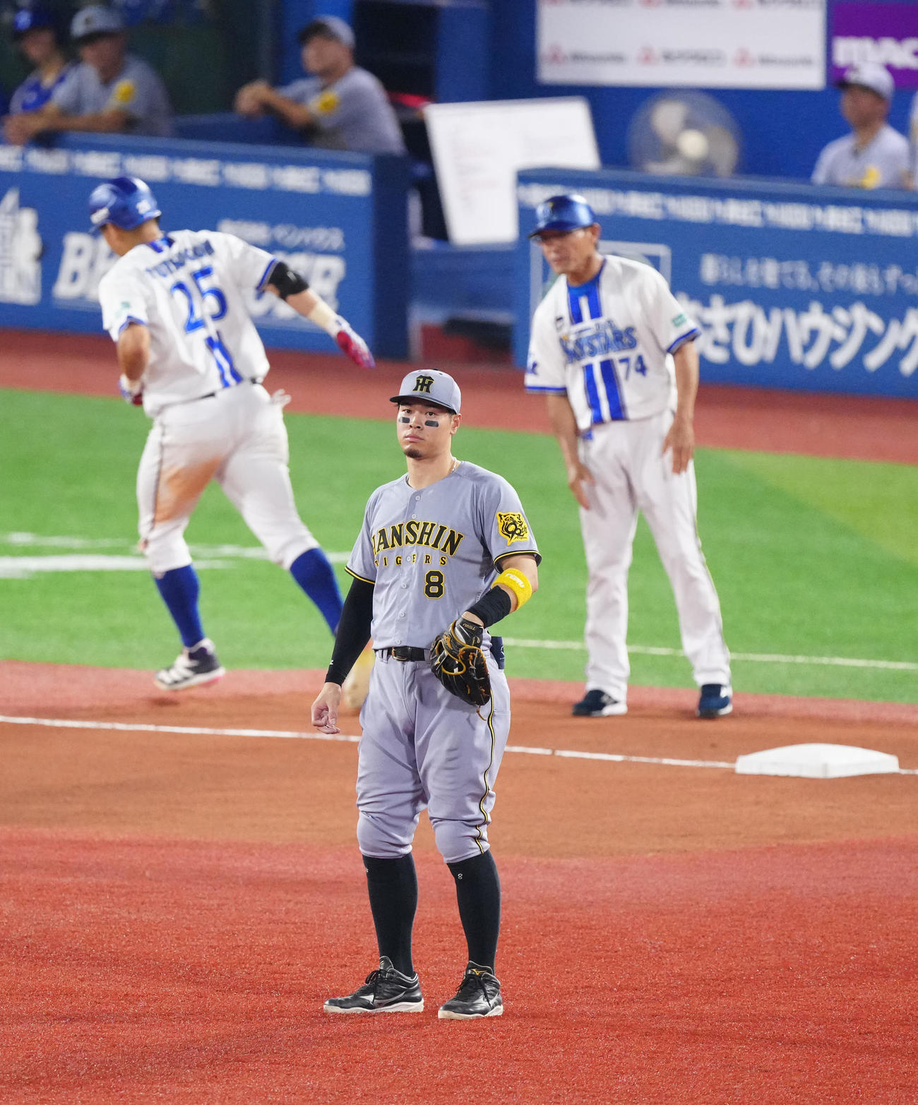 DeNA対阪神　6回裏DeNA1死、岡留が筒香（左）にソロ本塁打を浴び、ビジョンを見つめる三塁手佐藤輝（撮影・江口和貴）
