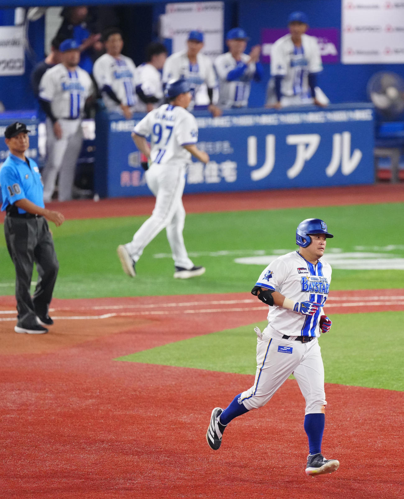 DeNA対阪神　6回裏DeNA1死、ソロ本塁打を放ち、ダイヤモンドを1周する筒香（撮影・江口和貴）