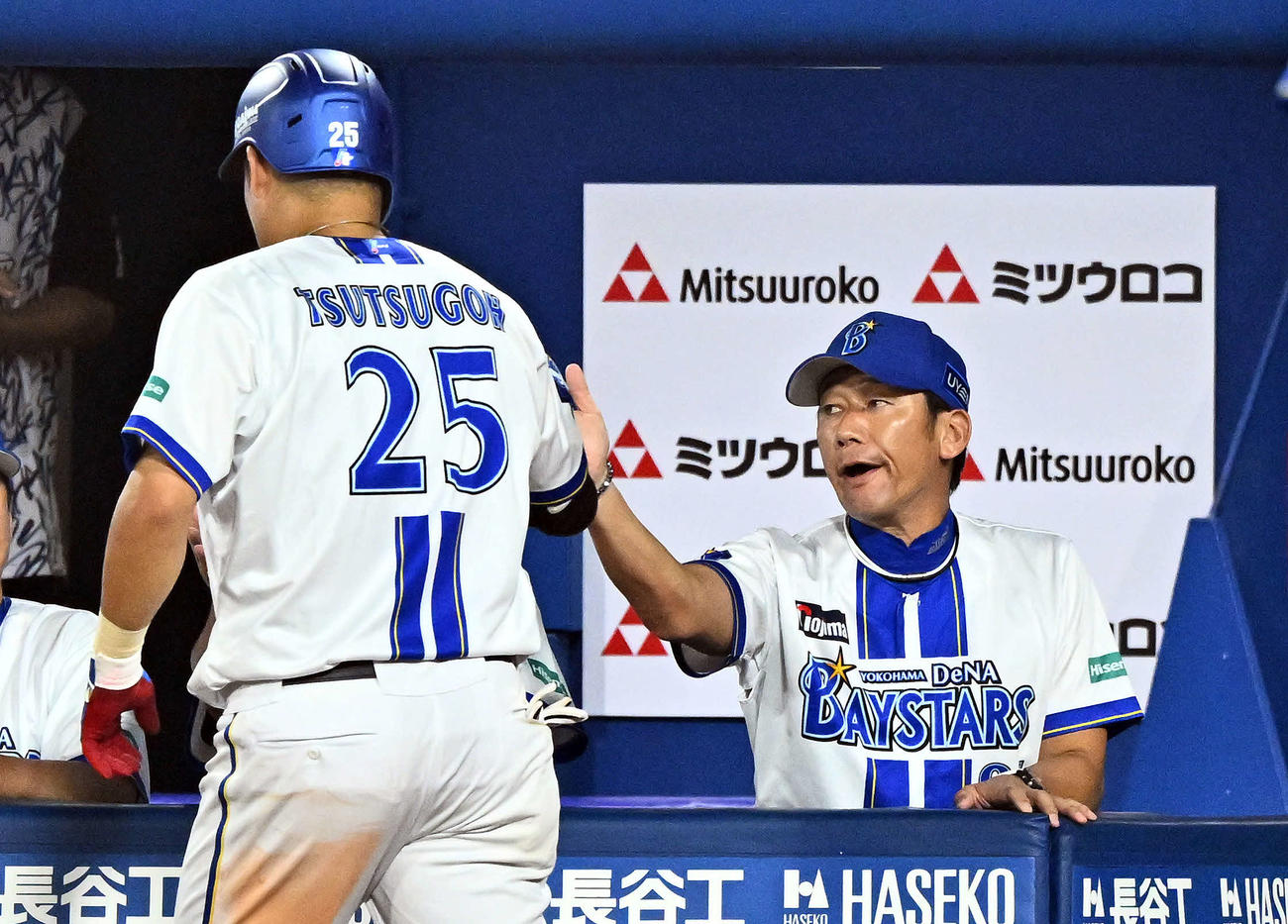 DeNA対阪神　6回裏DeNA1死、ソロ本塁打をった筒香（左）を迎える三浦監督（撮影・滝沢徹郎）
