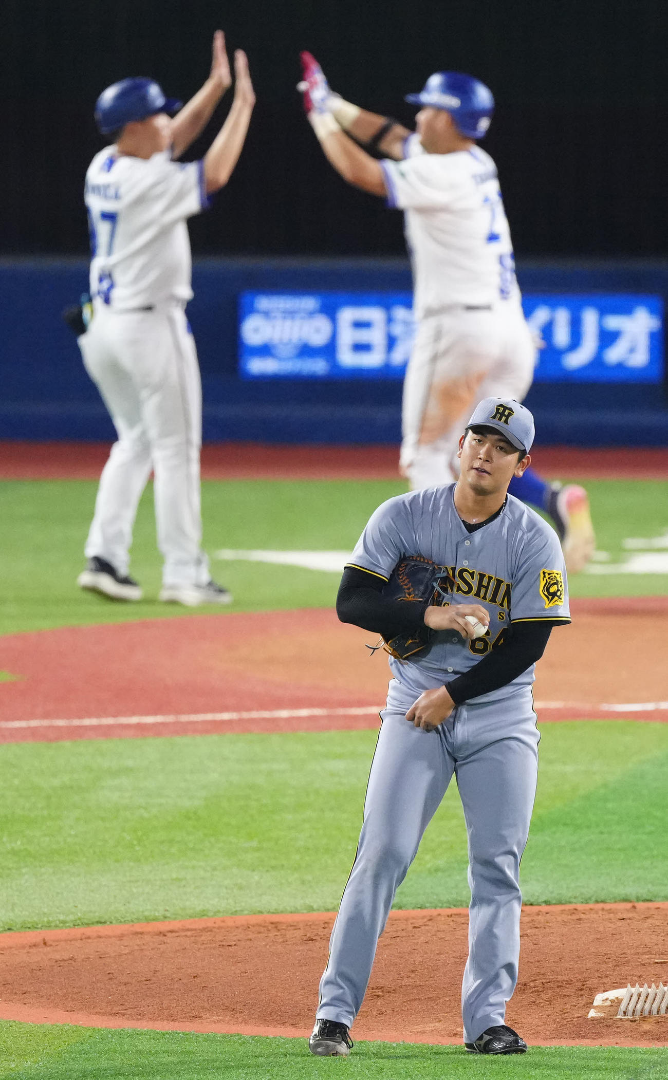 DeNA対阪神　6回裏DeNA1死、筒香（後方右）にソロ本塁打を浴びた岡留（撮影・江口和貴）