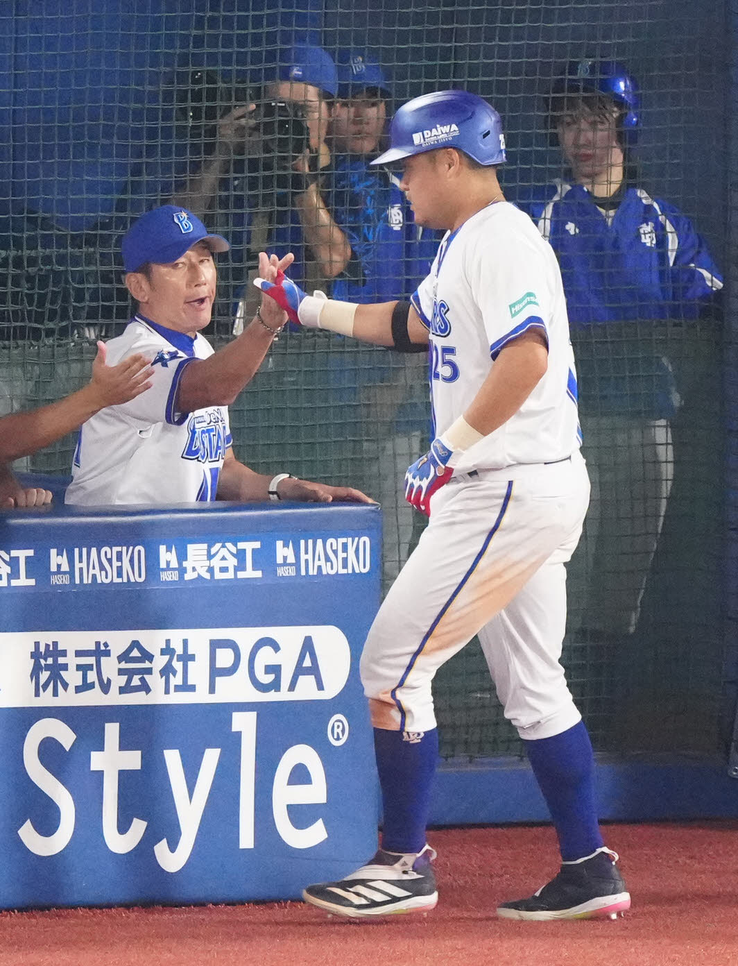 DeNA対阪神　6回裏DeNA1死、ソロ本塁打を放った筒香（右）とタッチを交わす三浦監督（撮影・江口和貴）