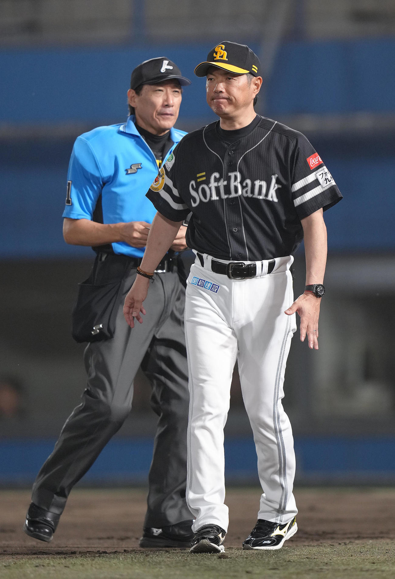 楽天対ソフトバンク　6回、投手交代を告げるソフトバンク小久保監督（撮影・足立雅史）