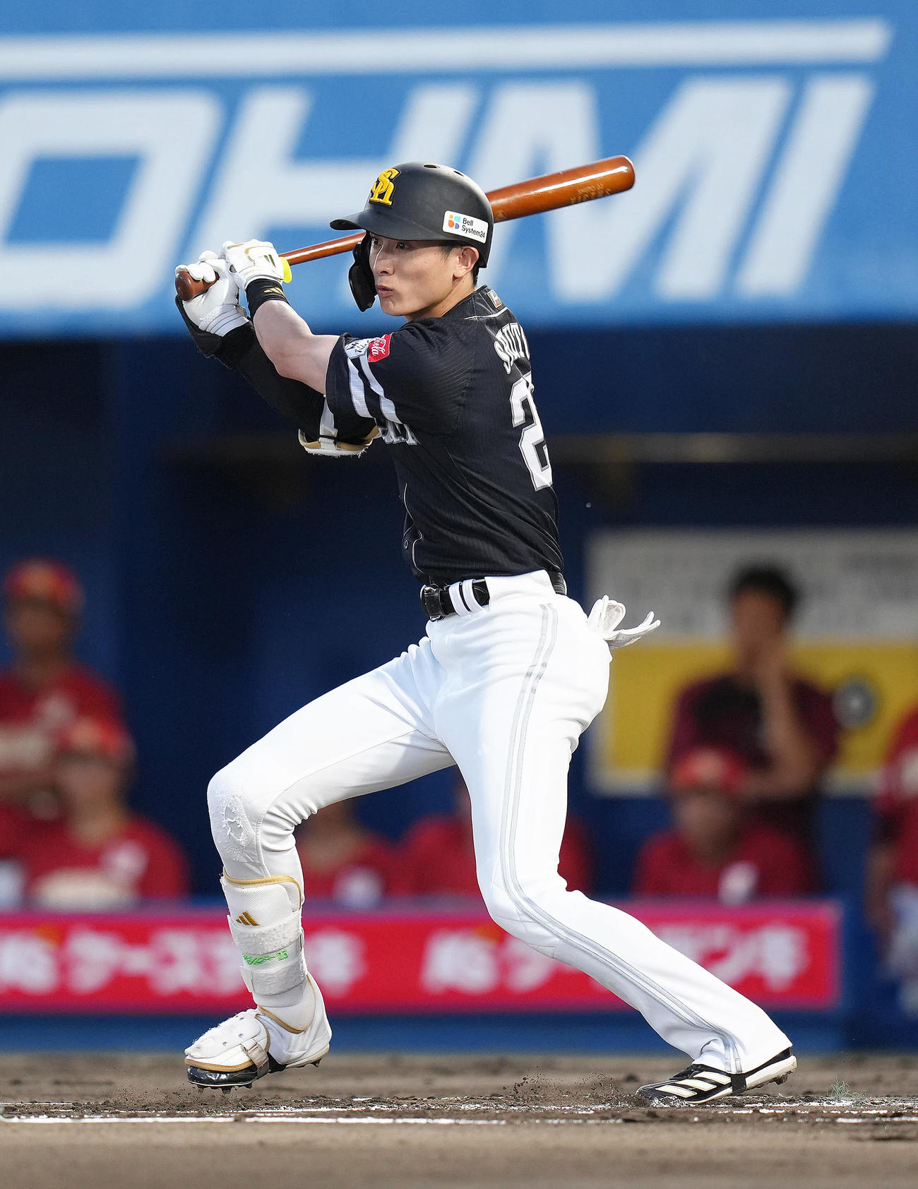 楽天対ソフトバンク　1回表ソフトバンク1死、周東は左前打を放つ（撮影・足立雅史）