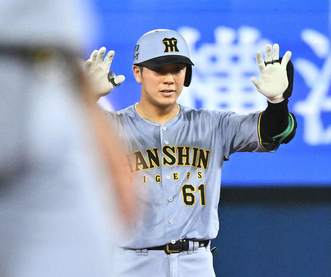 DeNA対阪神　7回表阪神無死、豊田は中越え二塁打を放ちポーズを決める（撮影・滝沢徹郎）