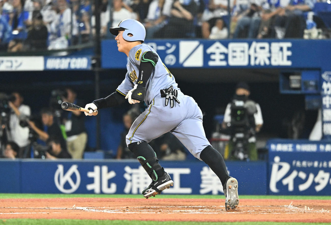 DeNA対阪神　7回表阪神無死、豊田は中越え二塁打を放つ（撮影・滝沢徹郎）
