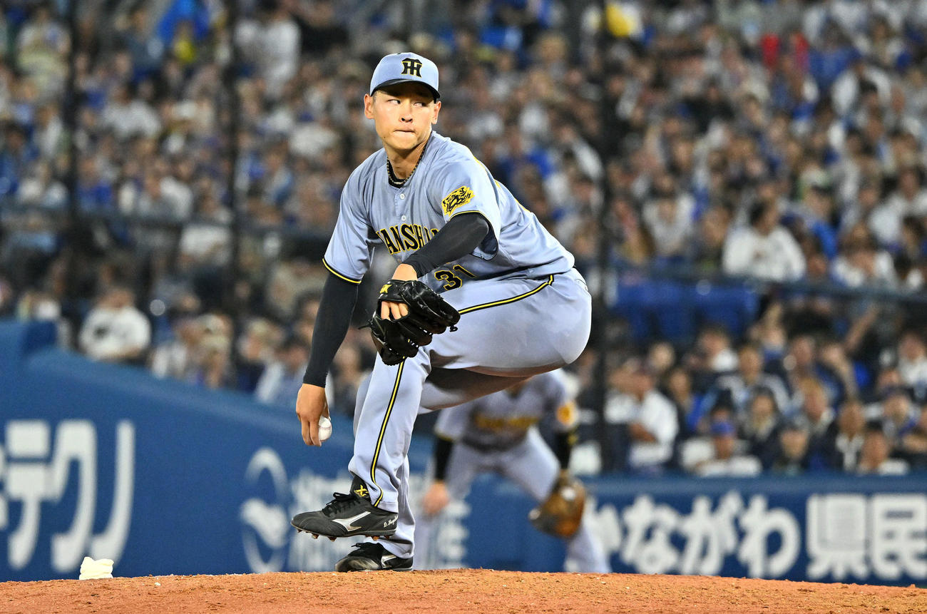 DeNA対阪神　5回裏、力投する阪神先発の早川（撮影・滝沢徹郎）