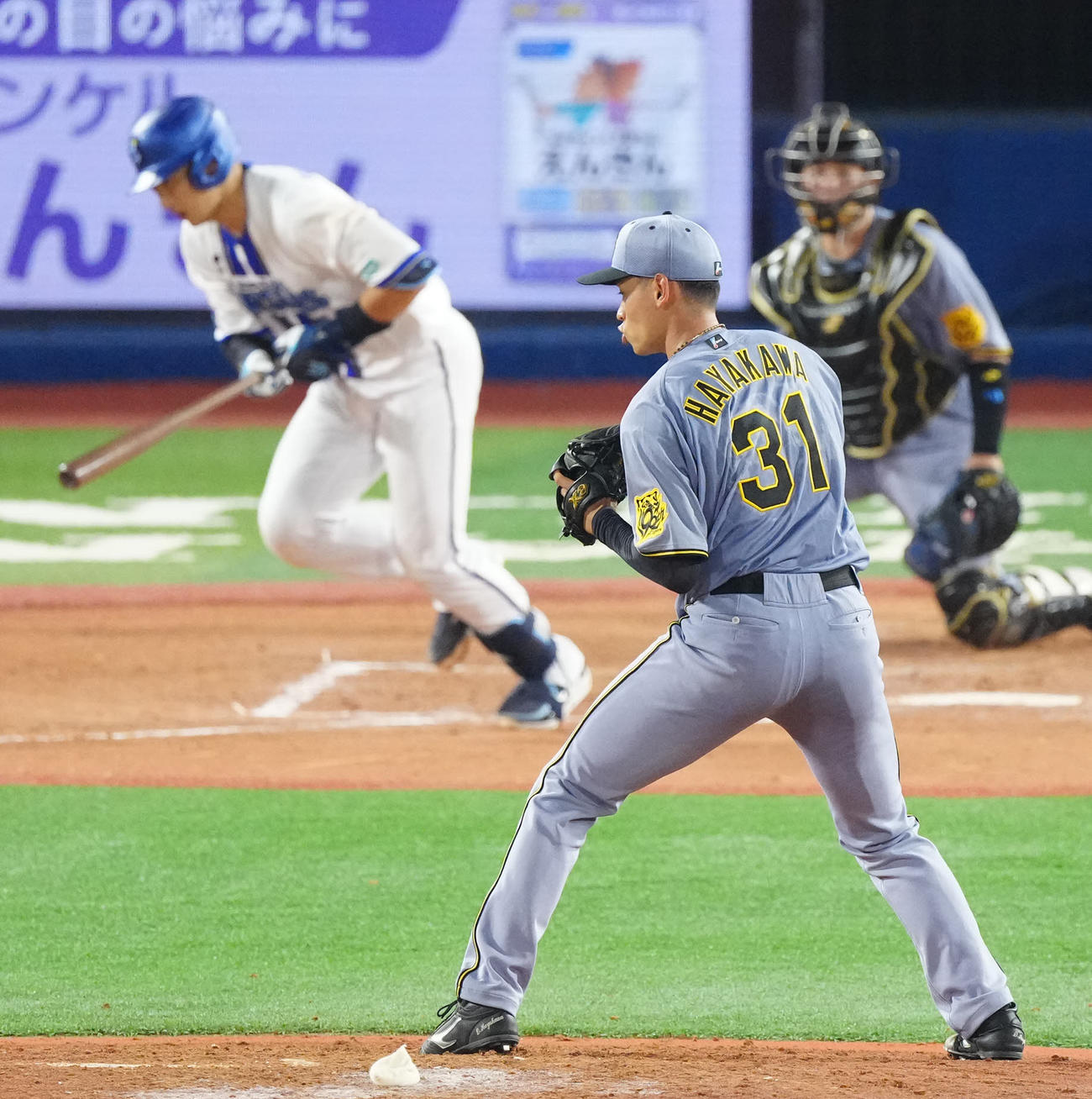 DeNA対阪神　4回裏DeNA2死二塁、山本（後方左）を投ゴロに仕留める早川（撮影・江口和貴）