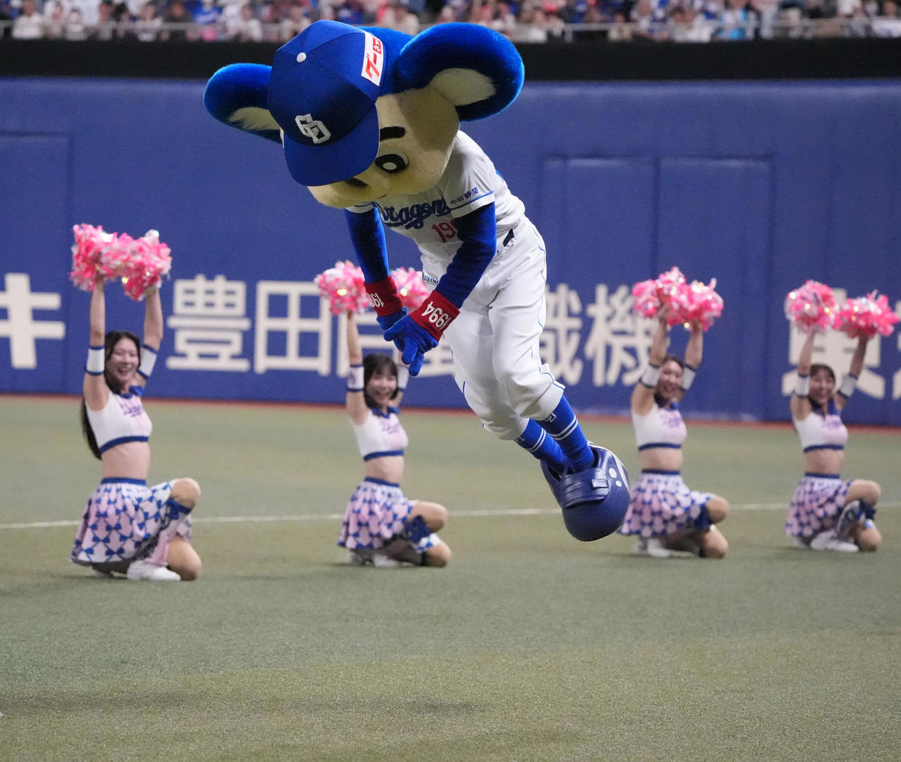 中日対ヤクルト　本日は「ドアラデー」7回終了、久々に大技の後方宙返り一回ひねりに挑むドアラ（撮影・森本幸一）