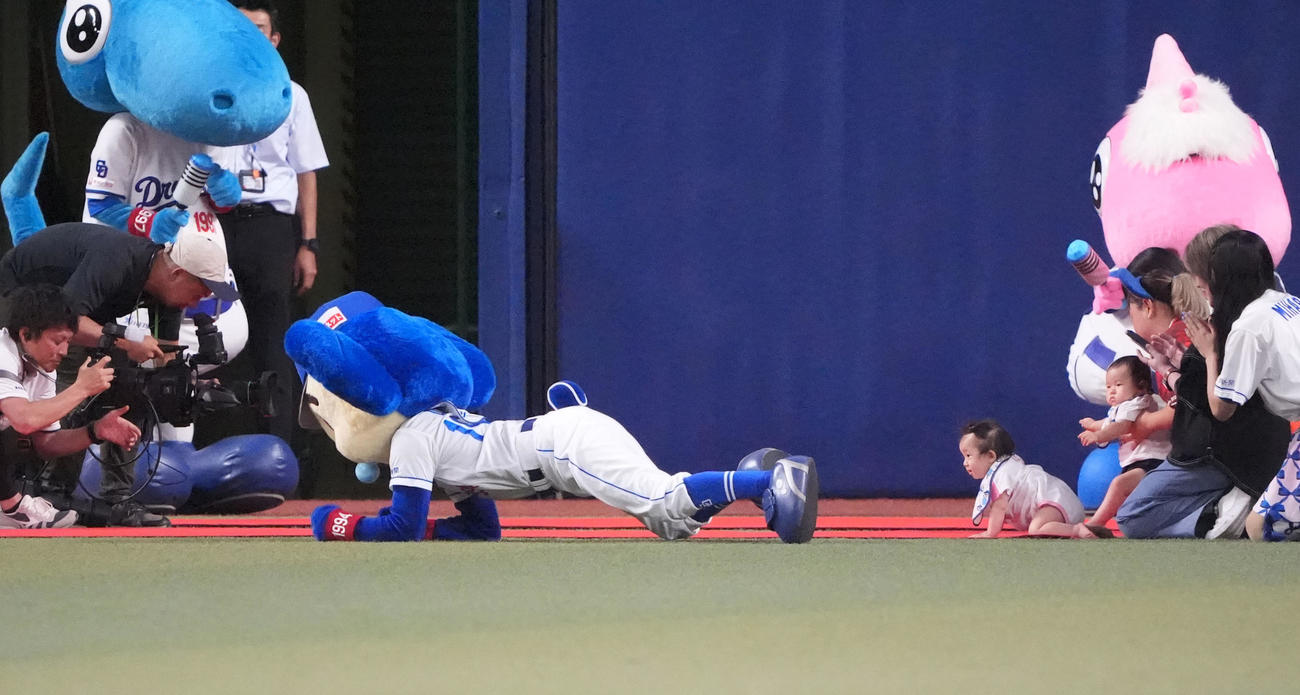中日対ヤクルト　本日は「ドアラデー」5回終了時、赤ちゃんハイハイレースに臨むドアラ（撮影・森本幸一）