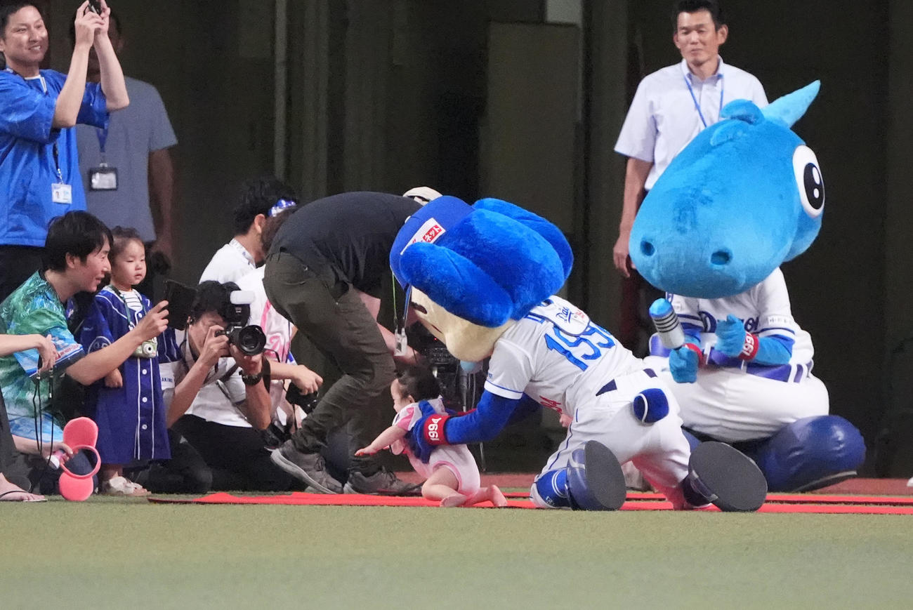中日対ヤクルト　本日は「ドアラデー」5回終了時、赤ちゃんハイハイレースに臨むドアラ（撮影・森本幸一）