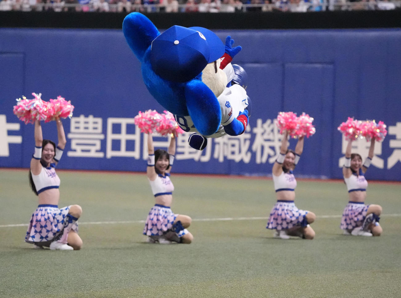 中日対ヤクルト　本日は「ドアラデー」7回終了、久々に大技の後方宙返り一回ひねりに挑むドアラ（撮影・森本幸一）