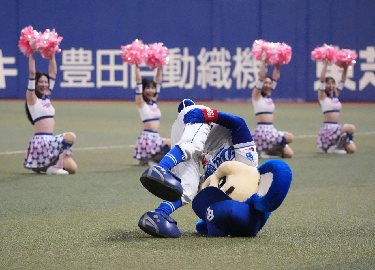 中日対ヤクルト　本日は「ドアラデー」7回終了、久々に大技の後方宙返り一回ひねりに挑むも着地失敗するドアラ（撮影・森本幸一）