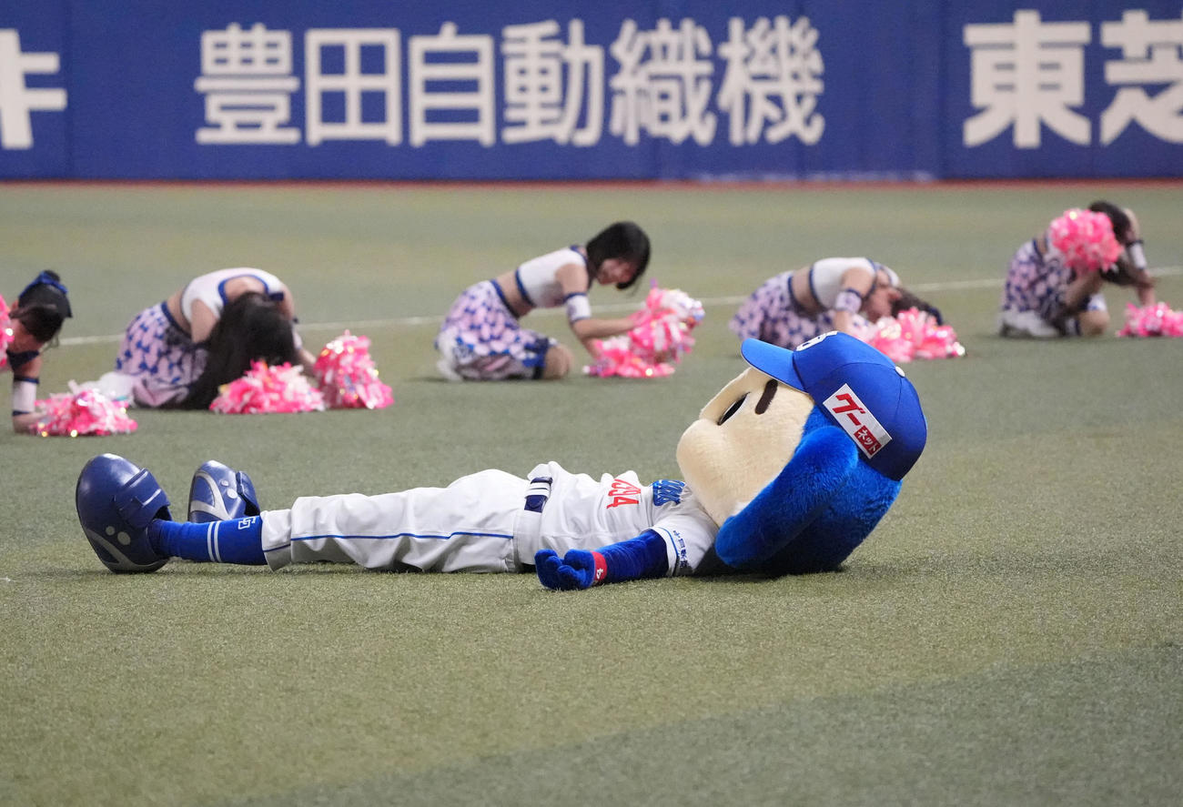 中日対ヤクルト　本日は「ドアラデー」7回終了、久々に大技の後方宙返り一回ひねりに挑むも着地失敗するドアラ（撮影・森本幸一）