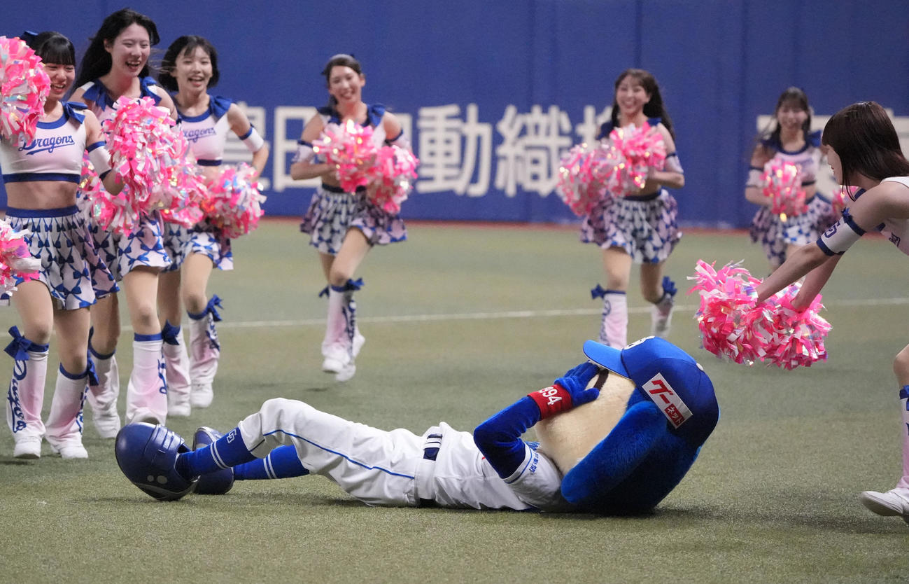 中日対ヤクルト　本日は「ドアラデー」7回終了、久々に大技の後方宙返り一回ひねりに挑むも着地失敗しガックリするドアラ（撮影・森本幸一）