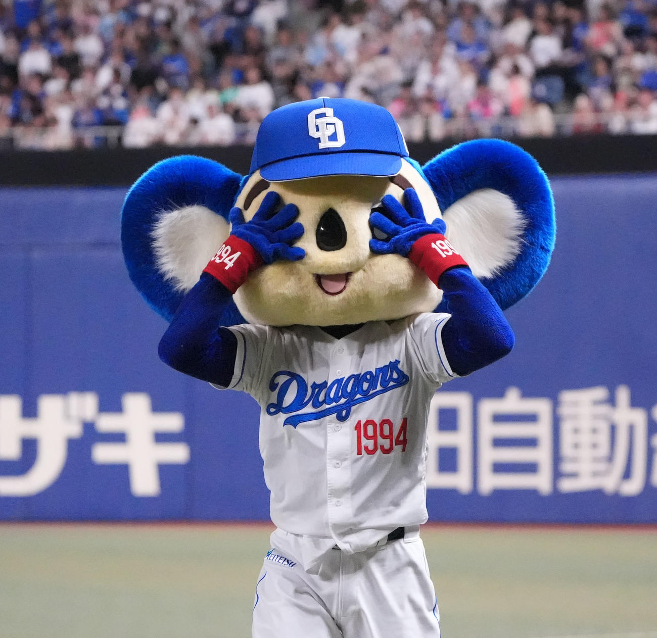 中日対ヤクルト　本日は「ドアラデー」7回終了、久々に大技の後方宙返り一回ひねりに挑むも着地失敗しガックリするドアラ（撮影・森本幸一）