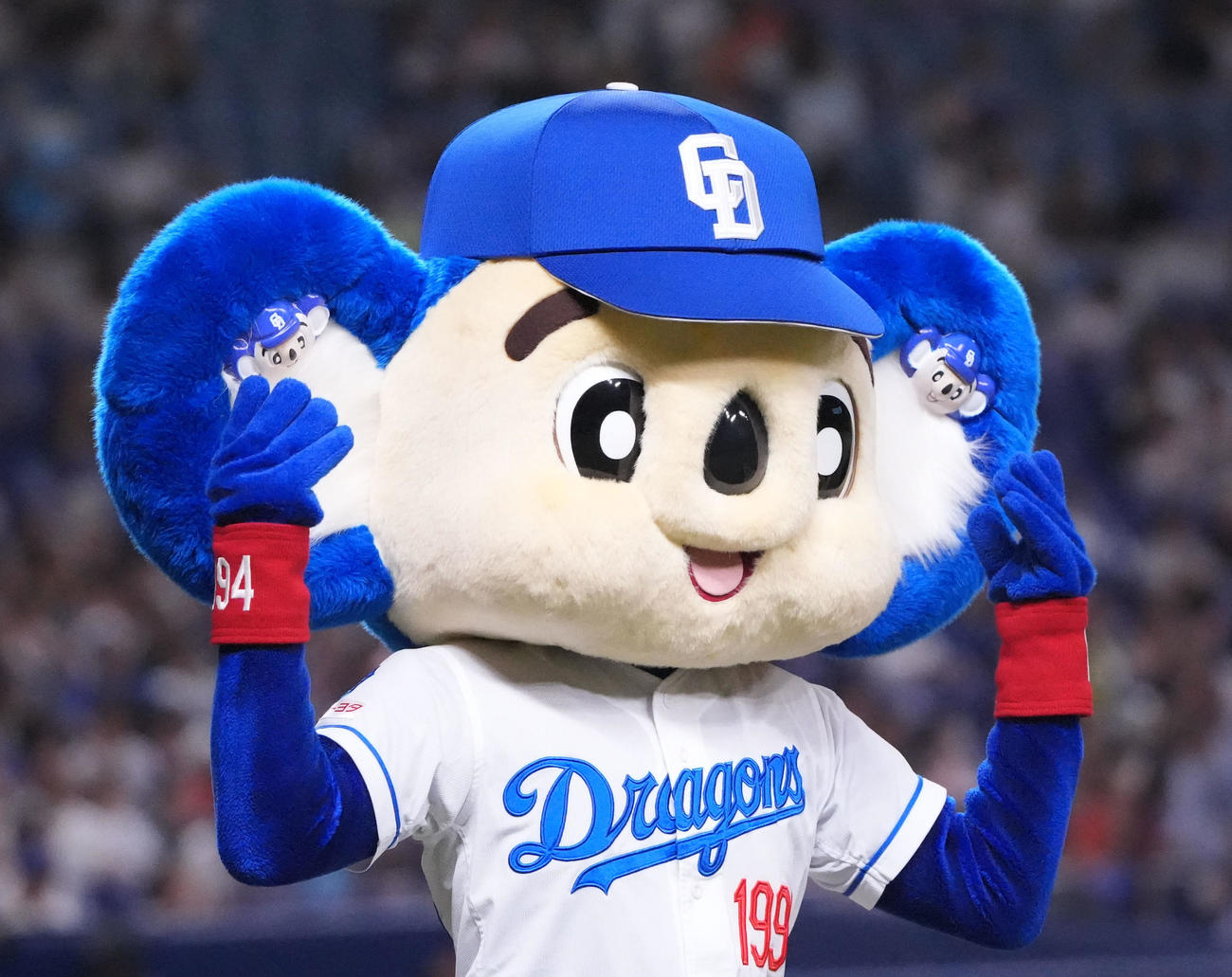 中日対ヤクルト　本日は「ドアラデー」来場者に配られたミニお面を耳に装着するドアラ（撮影・森本幸一）