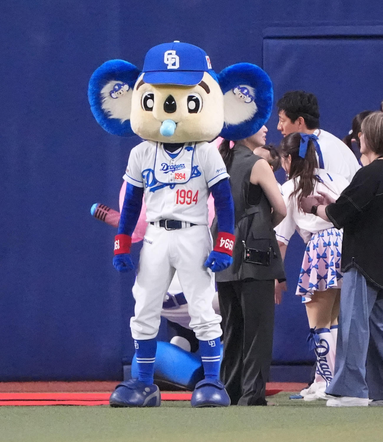 中日対ヤクルト　本日は「ドアラデー」5回終了時、赤ちゃんハイハイレースに臨むドアラ（撮影・森本幸一）