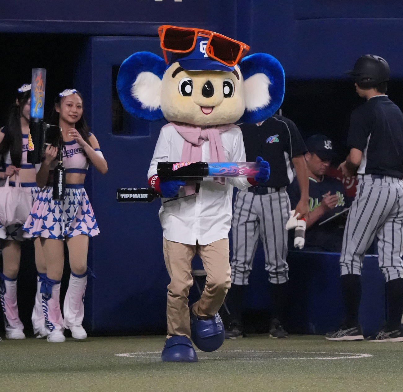 中日対ヤクルト　本日は「ドアラデー」プロデューサー衣装を身にまといバズーカタイムを行うドアラ（撮影・森本幸一）