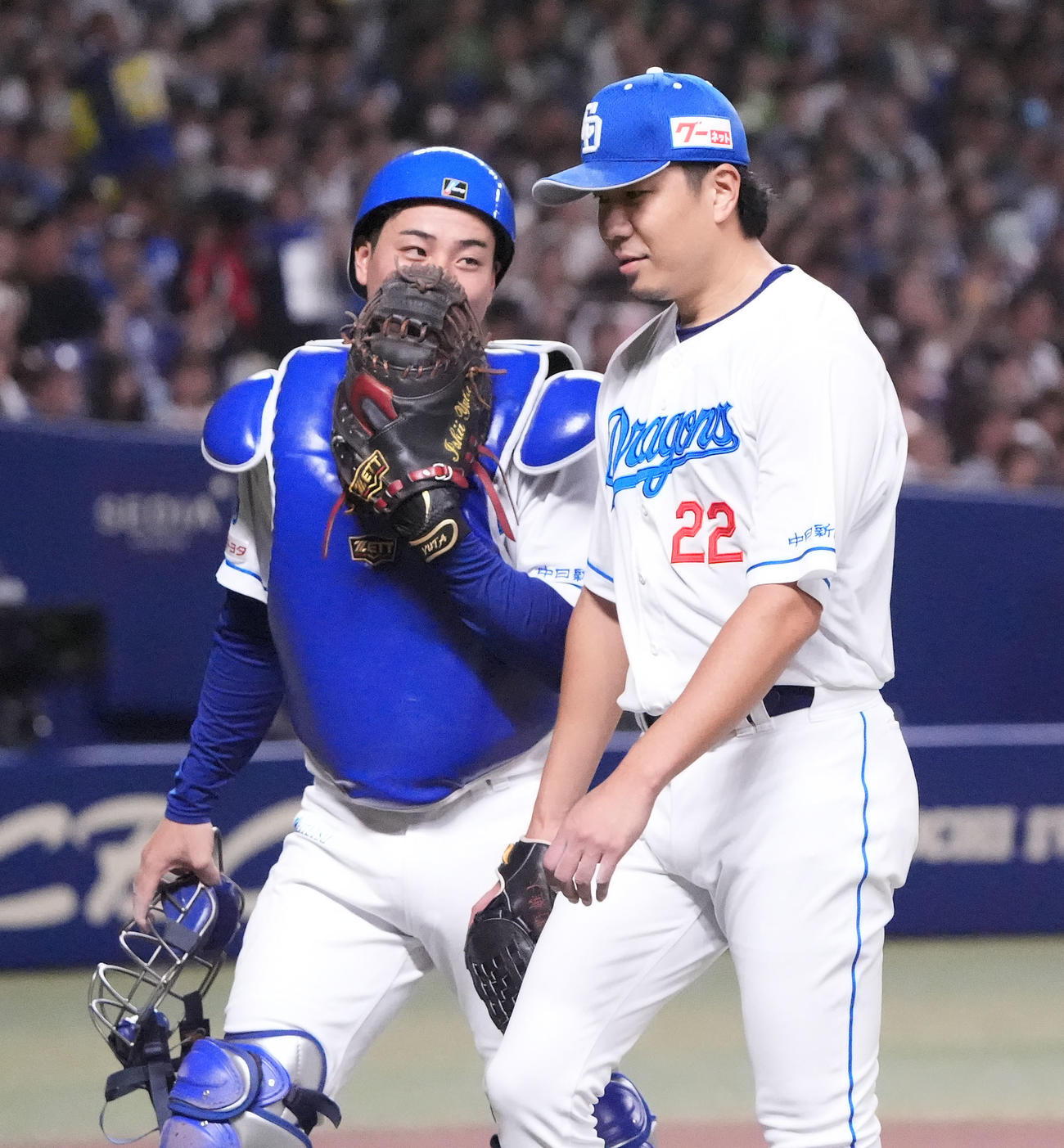 中日対ヤクルト　2回表終了、言葉を交わしベンチへ戻る左から石伊と大野（撮影・森本幸一）