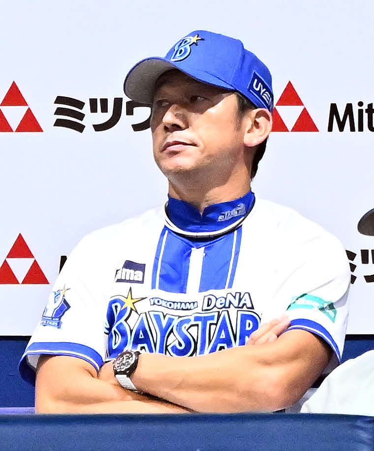 DeNA対阪神　戦況を見守るDeNA三浦監督（撮影・滝沢徹郎）