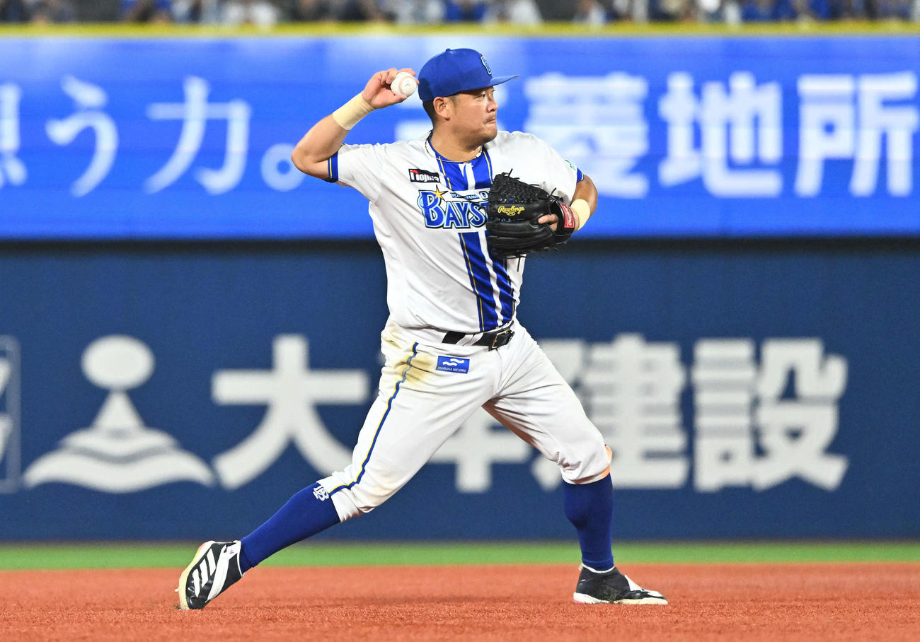 DeNA対阪神　9回表阪神2死、三塁手筒香は梅野の打球を処理するも内野安打を許す（撮影・滝沢徹郎）