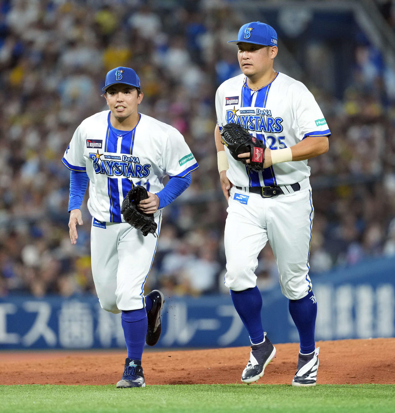 DeNA対阪神　2回表、ピンチを脱し笑顔で引き揚げる東。右は筒香（撮影・たえ見朱実）