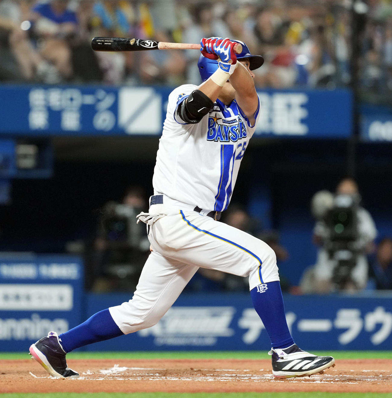 DeNA対阪神　6回裏DeNA1死、中越えにソロ本塁打を放つ筒香（撮影・たえ見朱実）