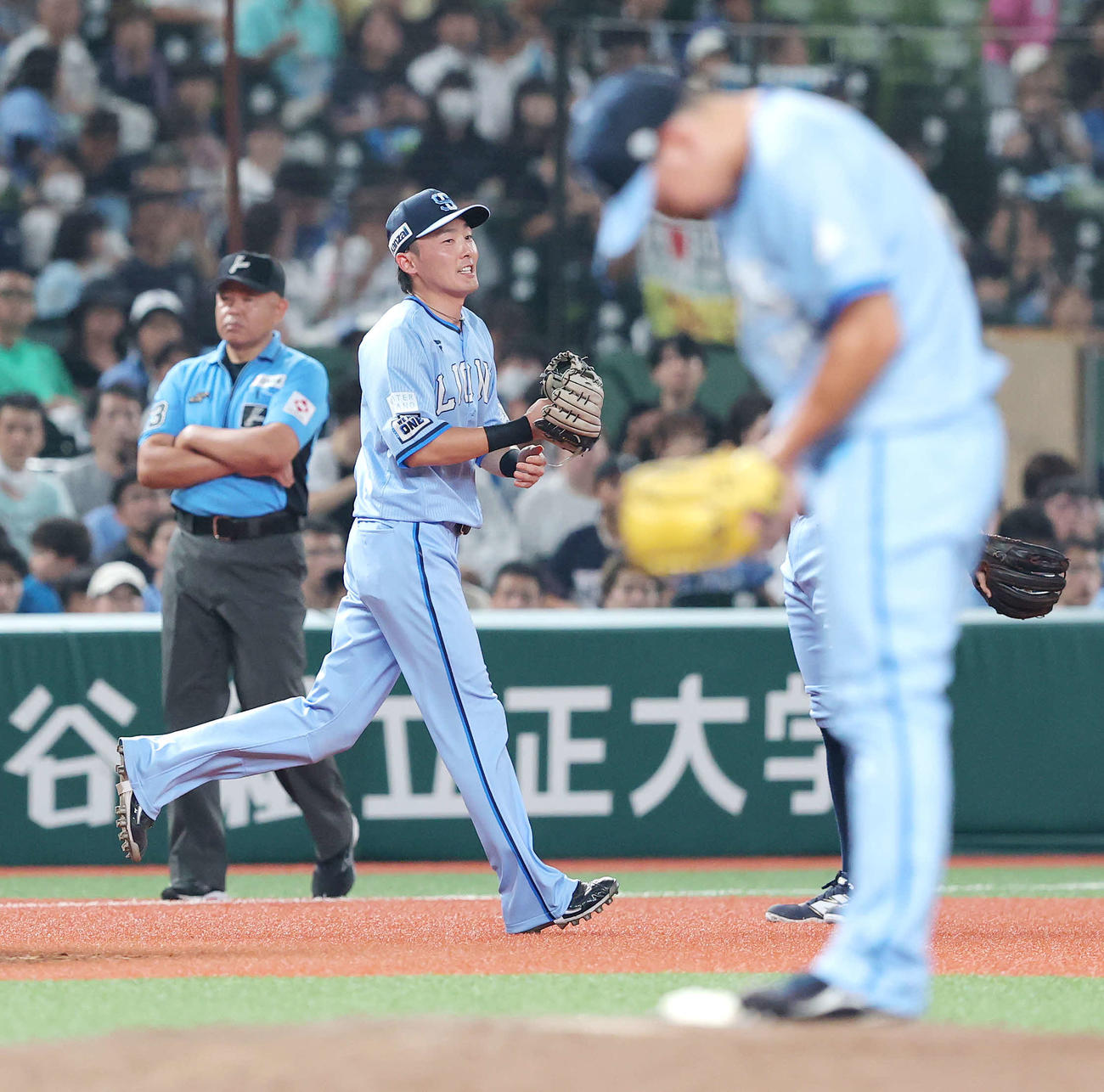 西武対日本ハム　8回表日本ハム2死一、二塁、治療から戻る源田（撮影・河田真司）