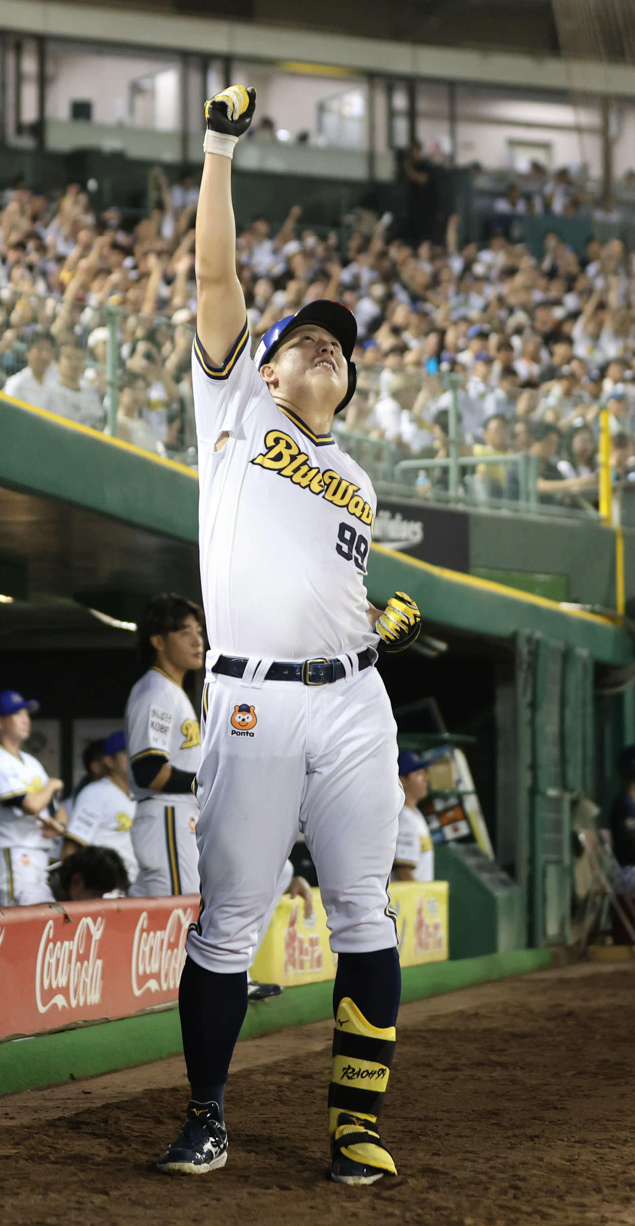オリックス対ロッテ　2回裏オリックス無死、杉本は中越えに本塁打を放ち、ベンチ前で昇天ポーズを決める（撮影・西尾就之）