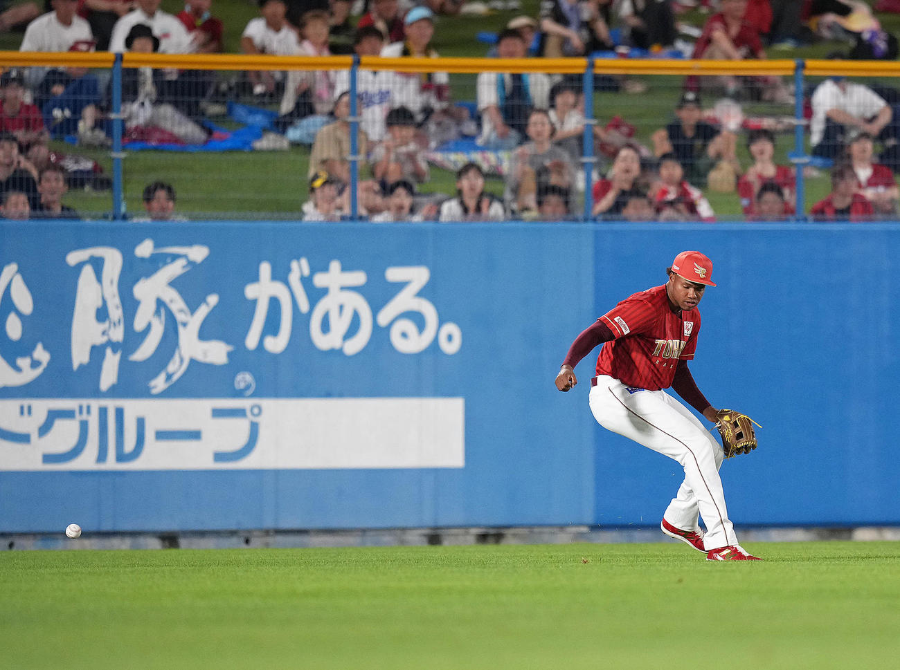 楽天対ソフトバンク　4回表ソフトバンク1死二塁、柳町の左前打を後逸する左翼手ゴンザレス（撮影・足立雅史）