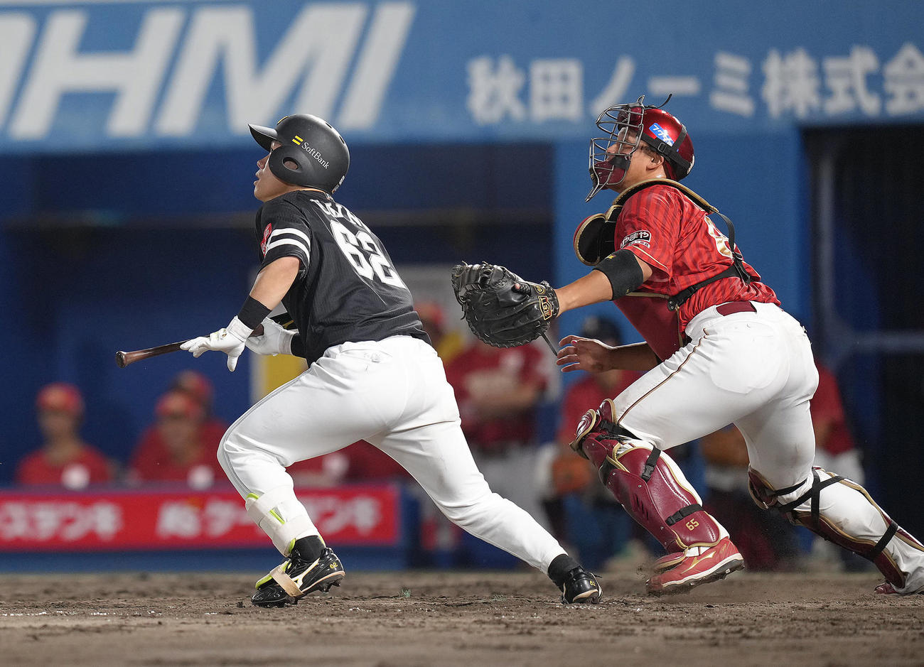 楽天対ソフトバンク　4回表ソフトバンク1死三塁、海野はスクイズを決める（撮影・足立雅史）