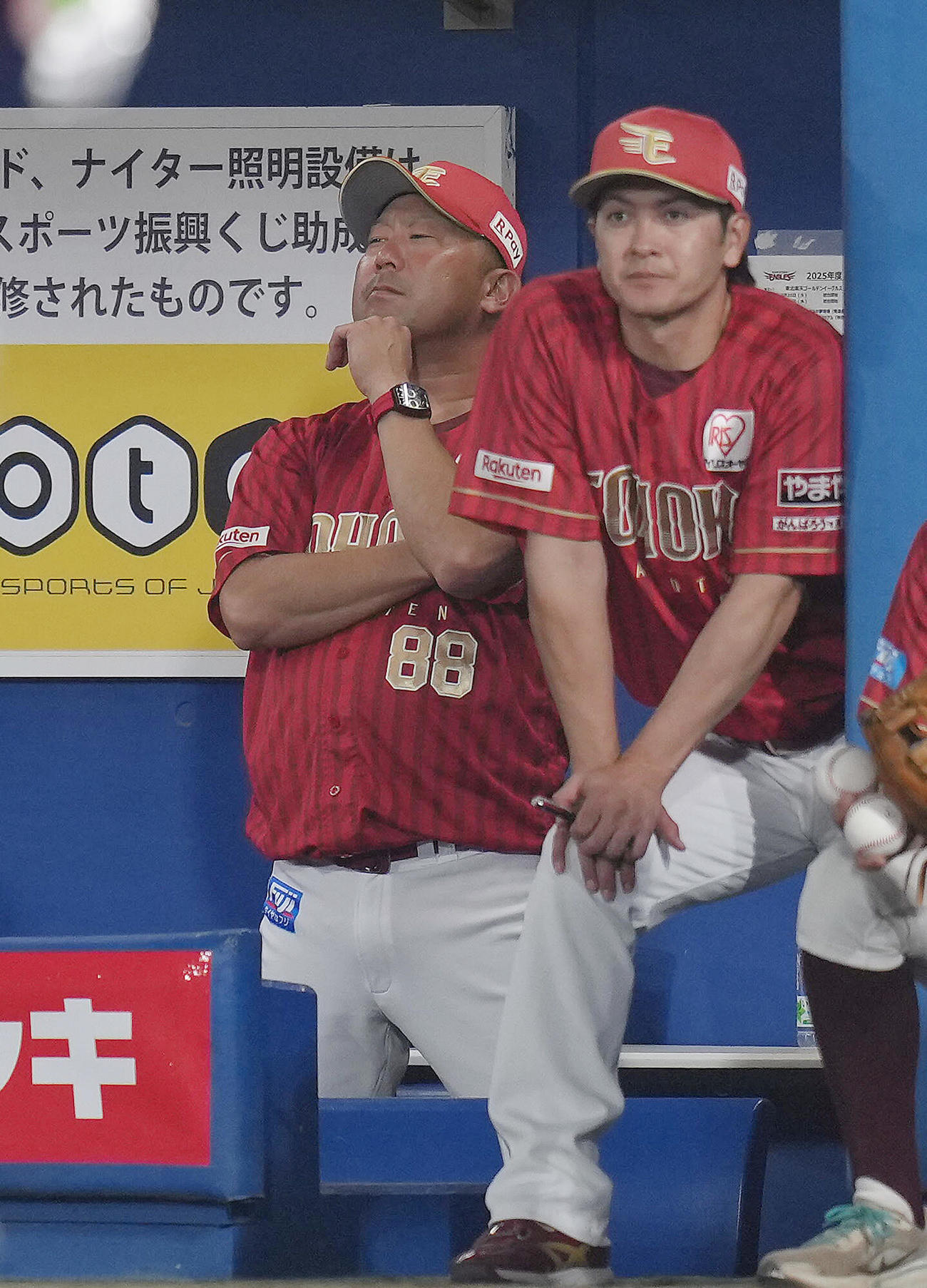 楽天対ソフトバンク　厳しい表情で戦況を見つめる楽天三木監督（左）（撮影・足立雅史）