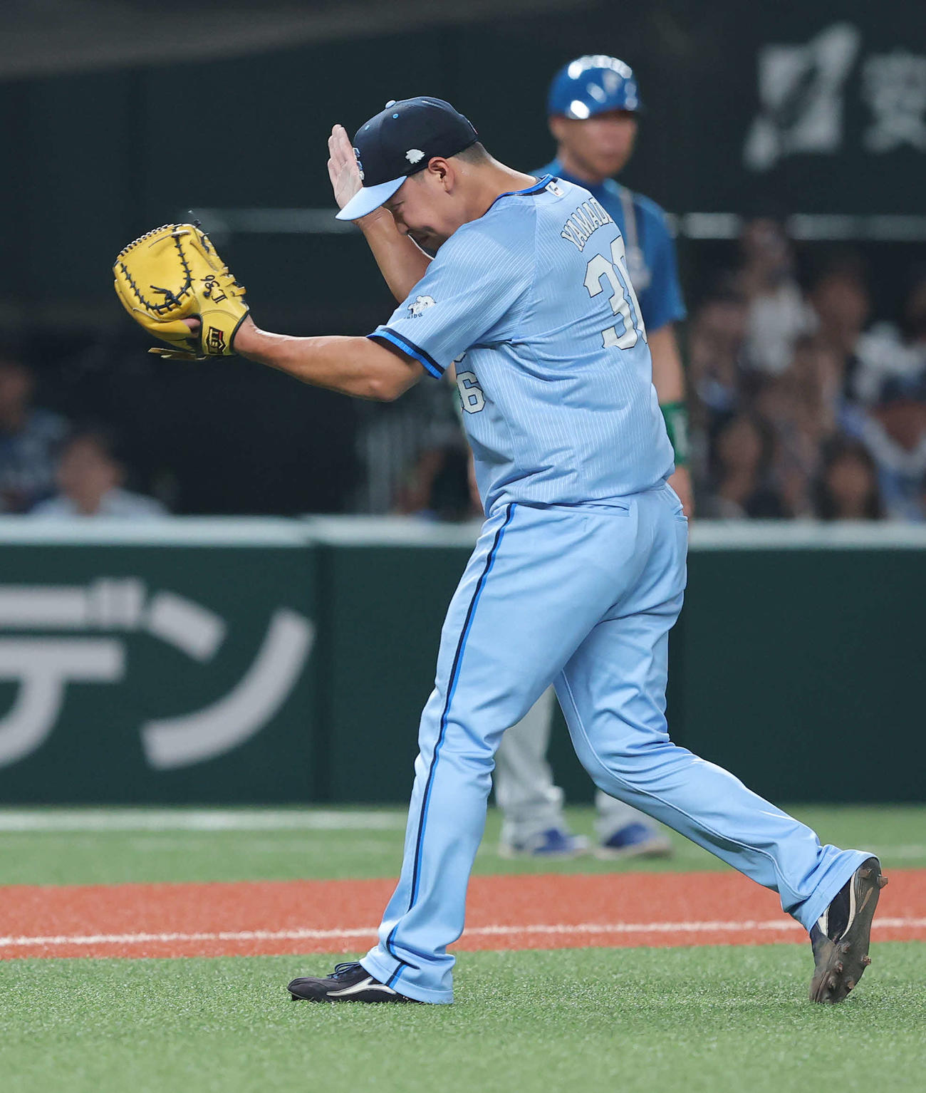 西武対日本ハム　8回表日本ハム2死一、二塁、野村を遊ゴロに抑えグラブをたたく山田（撮影・河田真司）