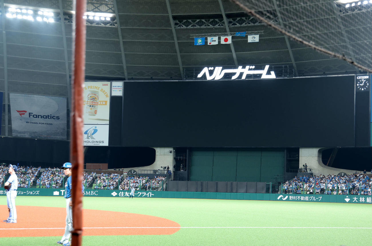 西武対日本ハム　9回表日本ハム無死、球場内の一部が停電となり、一時試合中断となる（撮影・河田真司）